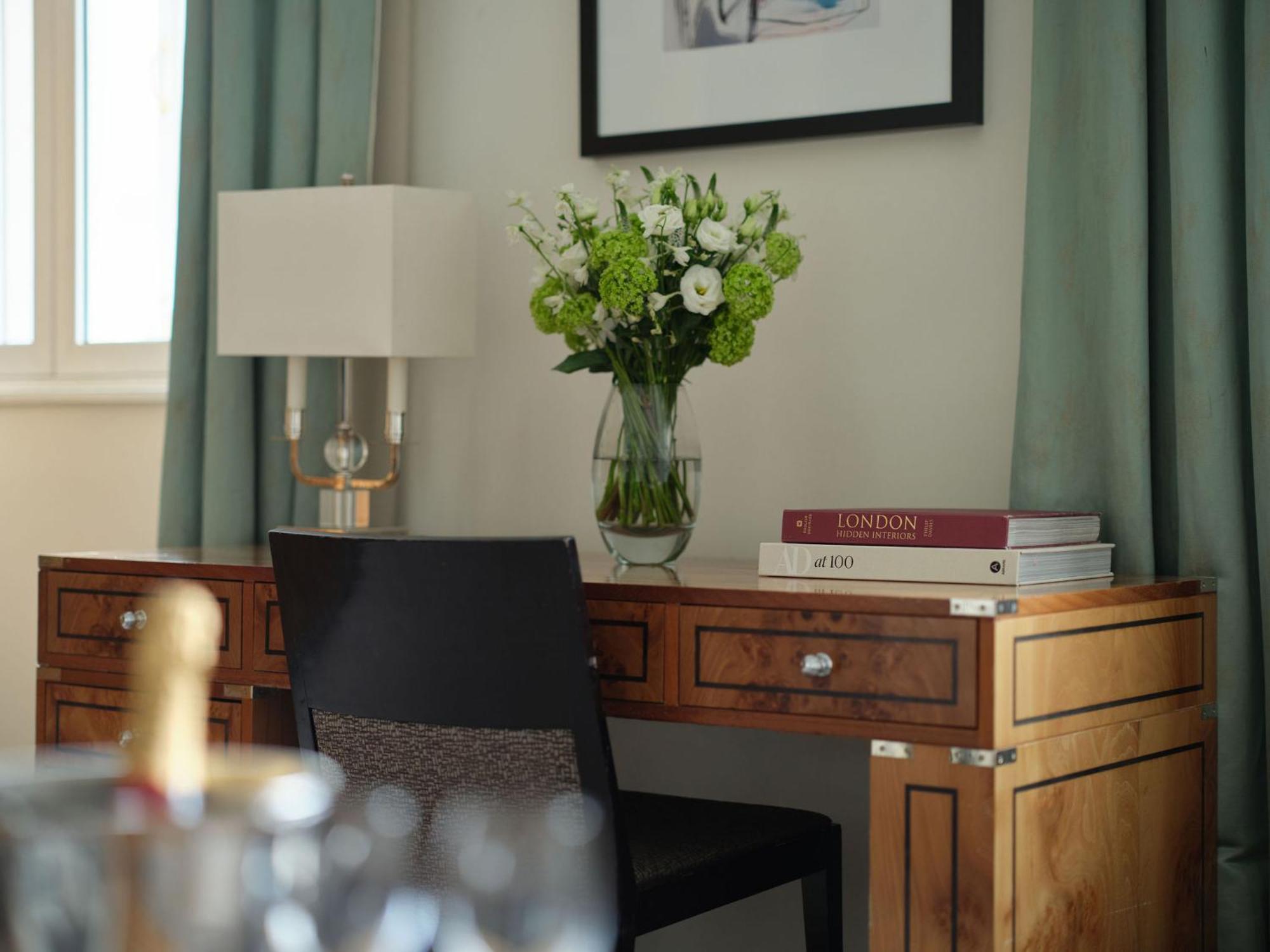 Sofitel London St James Room photo A writing desk
